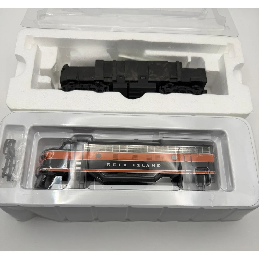 InterMountain Railway HO Scale EMD F-7A Rock Island Locomotive 123 Orange Black